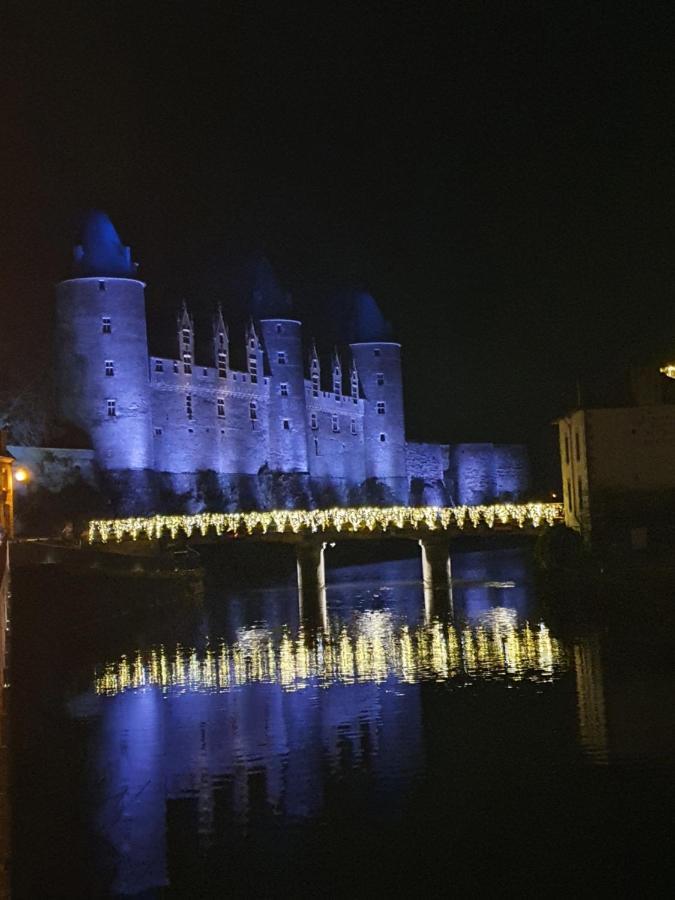 Aux Lits Du Canal Acomodação com café da manhã Josselin Exterior foto