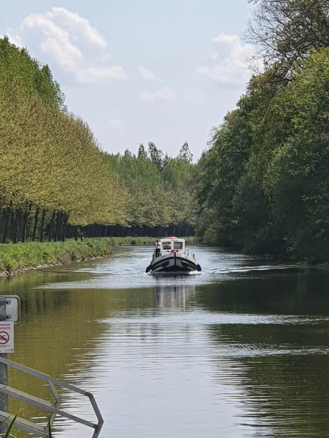 Aux Lits Du Canal Acomodação com café da manhã Josselin Exterior foto