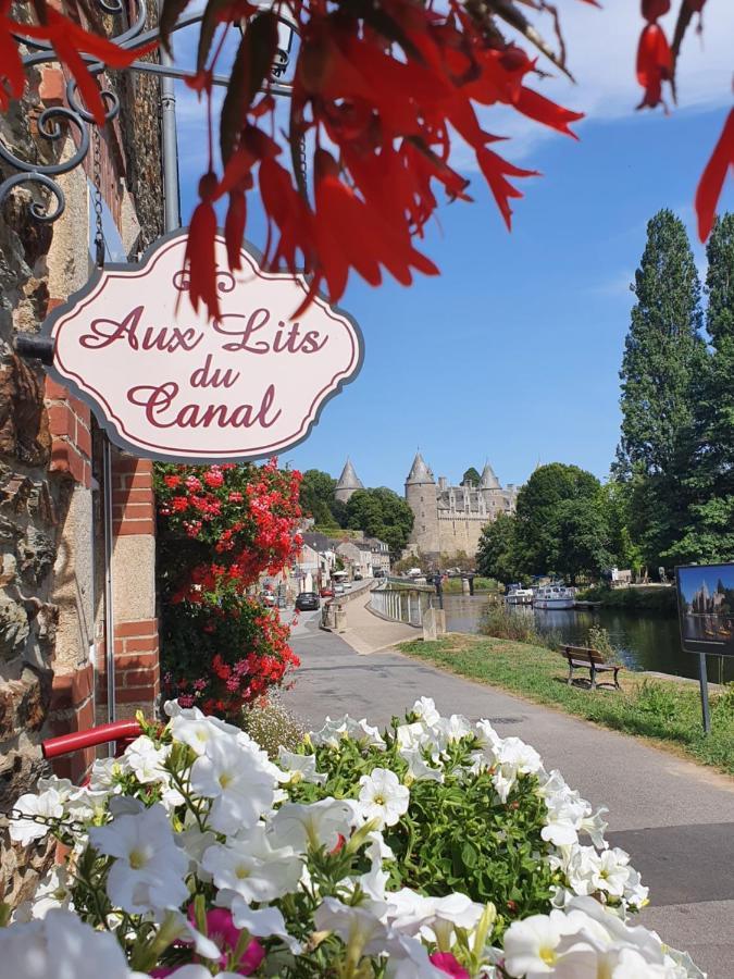 Aux Lits Du Canal Acomodação com café da manhã Josselin Exterior foto